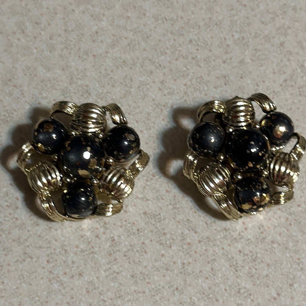 Vintage Coro gold tone crackle bead clip on earrings (443)